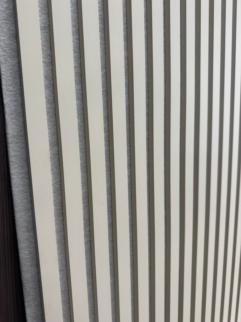 Akoestische wandpanelen suède japandi style met wit vilt, Huis en Inrichting, Geluiddempend, 270 cm, Meerkleurig, Textiel