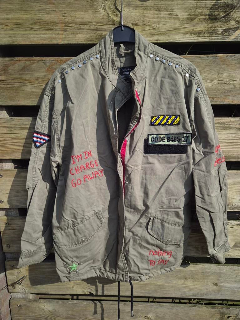 Bershka jas maat XS - Super gave jas met klein gaatje, Kleding | Dames, Jassen | Zomer, Maat 34 (XS) of kleiner, Gedragen, Groen