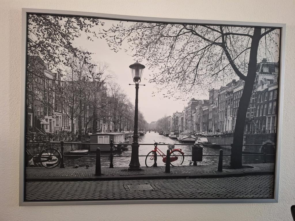Grote z/w foto in frame van  rode fiets in Amsterdam, Ophalen