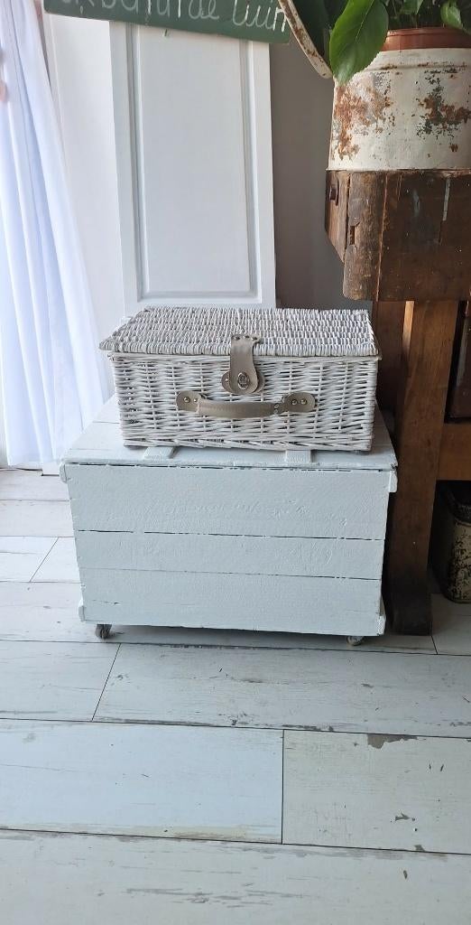 gave witte oude houten kist  op wieltjes, 45x30x20, Ophalen