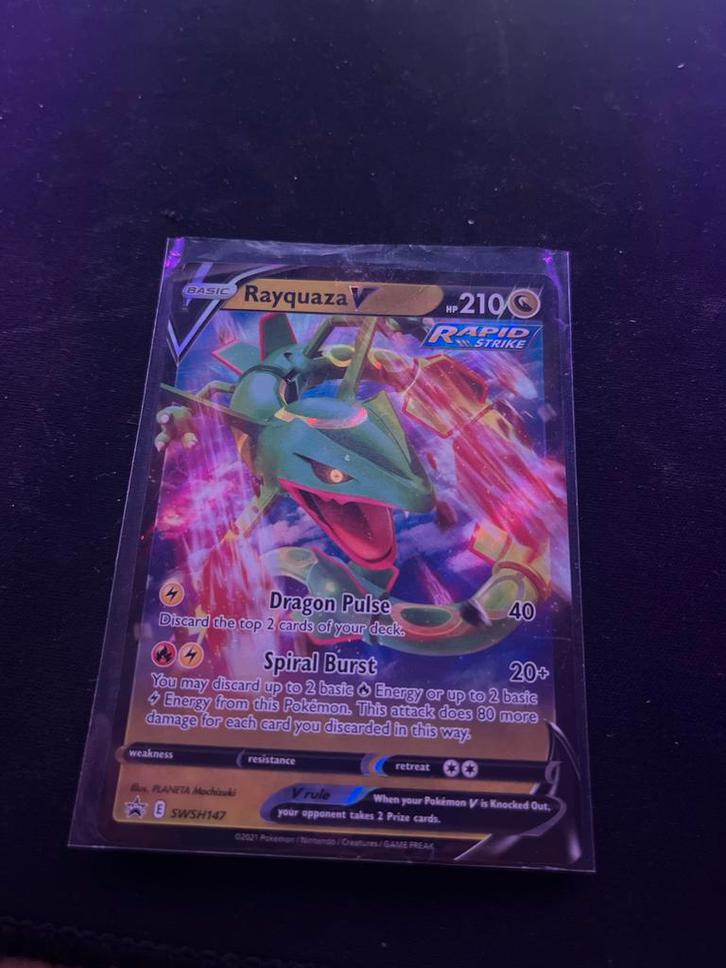 Pokémon Kaart Rayquaza V SWSH147 Rapid Strike, Hobby en Vrije tijd, Verzamelkaartspellen | Pokémon, Zo goed als nieuw, Losse kaart