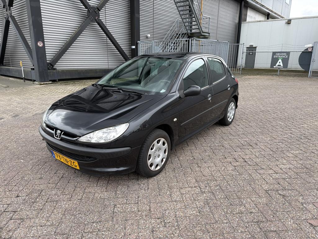 Peugeot 206 1.4 One-line (bj 2006), Auto's, 31 €/maand, 4 cilinders, Zwart, Origineel Nederlands