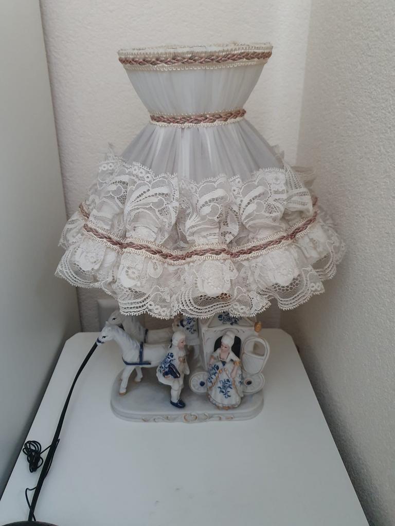 Antieke tafellamp met porseleinen koets en paard, Ophalen, Gebruikt