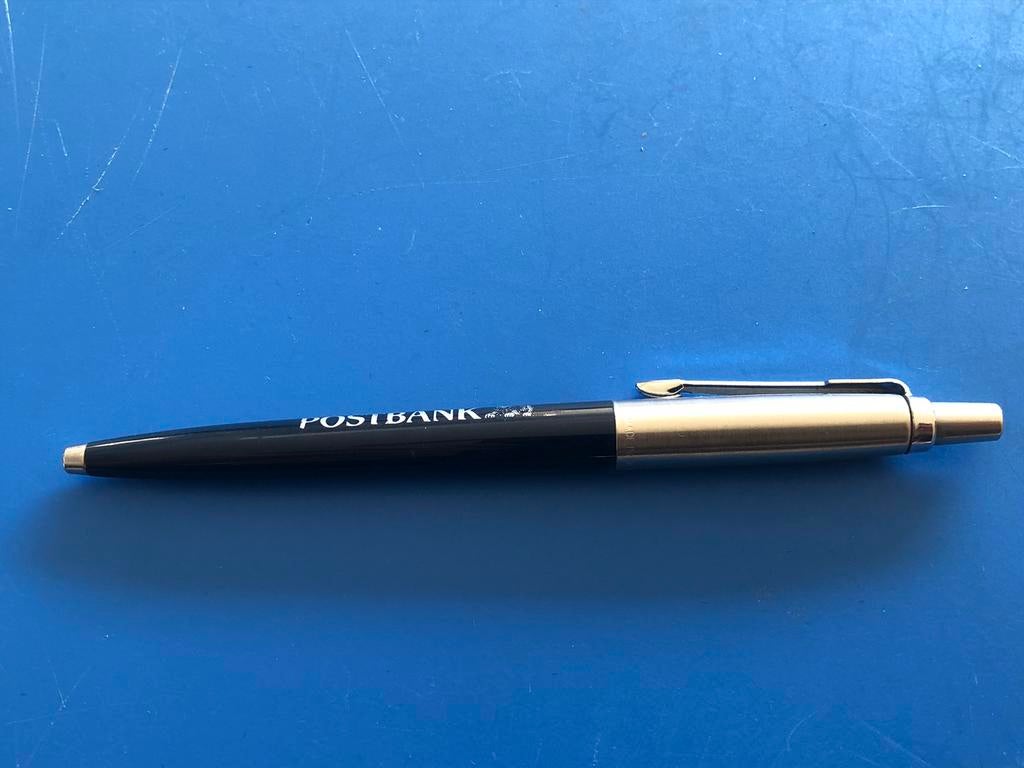 Mooie zilverkleurige met donkerblauwe PARKER pen - POSTBANK, Verzamelen, Pennenverzamelingen, Gebruikt, Ophalen of Verzenden, Met reclame