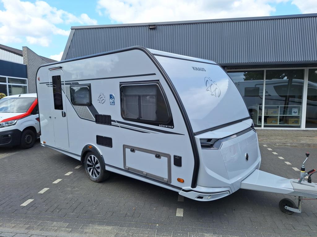 Knaus Sudwind 60 Years 420 QD NIEUW 2025 MODEL, Caravans en Kamperen, Bedrijf, Treinzit, Tot en met 3, 4 tot 5 meter