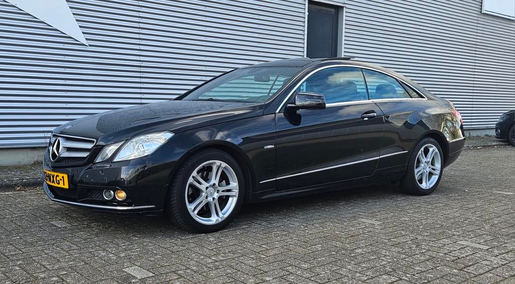 Mercedes-Benz E-Klasse 1.8 E200 CGI Coupe - AUT 2010 Zwart!, Auto's, Euro 5, Achterwielaandrijving, 1800 kg, Zwart