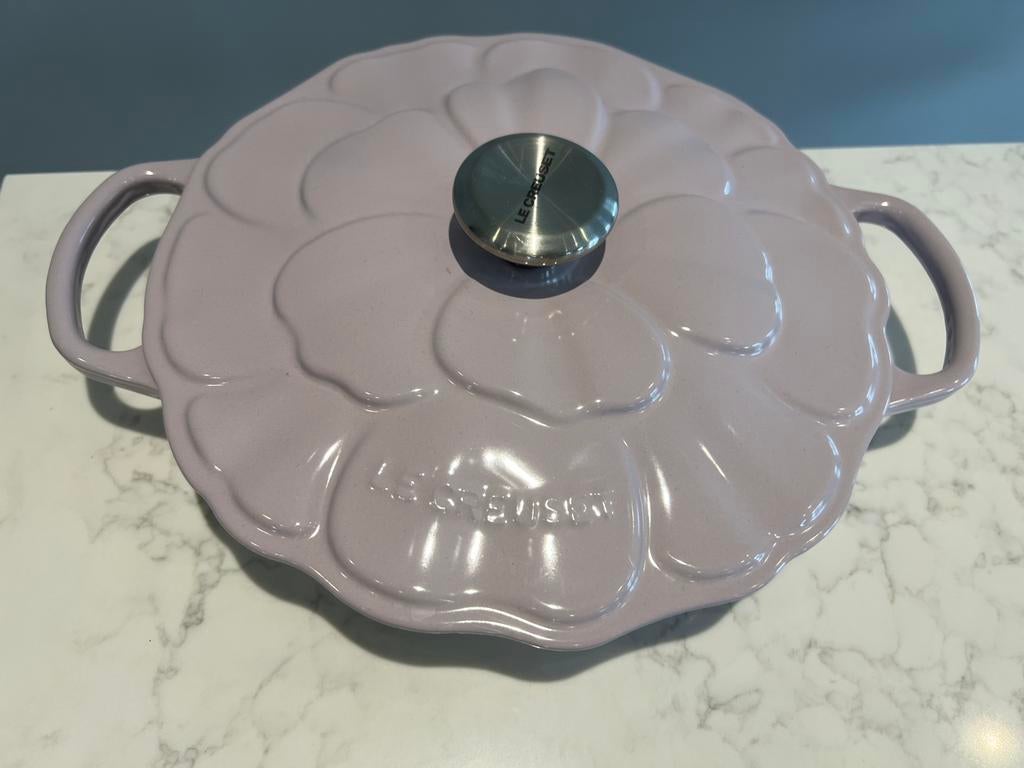 Le Creuset Petal Campagnard 26 cm Shallot nieuw, Huis en Inrichting, Keuken | Potten en Pannen, Gietijzer, Nieuw, Ophalen of Verzenden