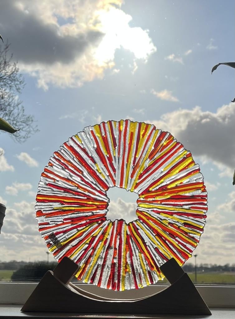 Glascirkel rood oranje geel glasfusing staander hout glas, Huis en Inrichting, Overige stijlen, Nieuw, Ophalen of Verzenden, Oranje