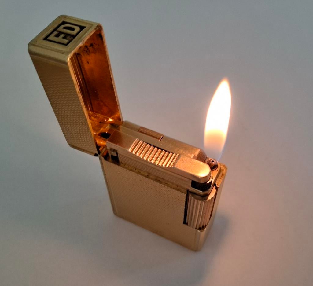 S.T. Dupont Paris vergulde 20µ aansteker in top  conditie, Verzamelen, Rookartikelen, Aanstekers en Luciferdoosjes, Ophalen, Gebruikt