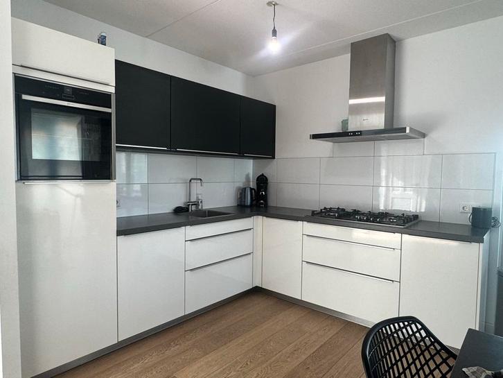 Moderne Keuken 2018 met Neff apparatuur, Huis en Inrichting, Keuken | Complete keukens, Gebruikt, Hoekkeuken, Wit, Composiet, Greeploos