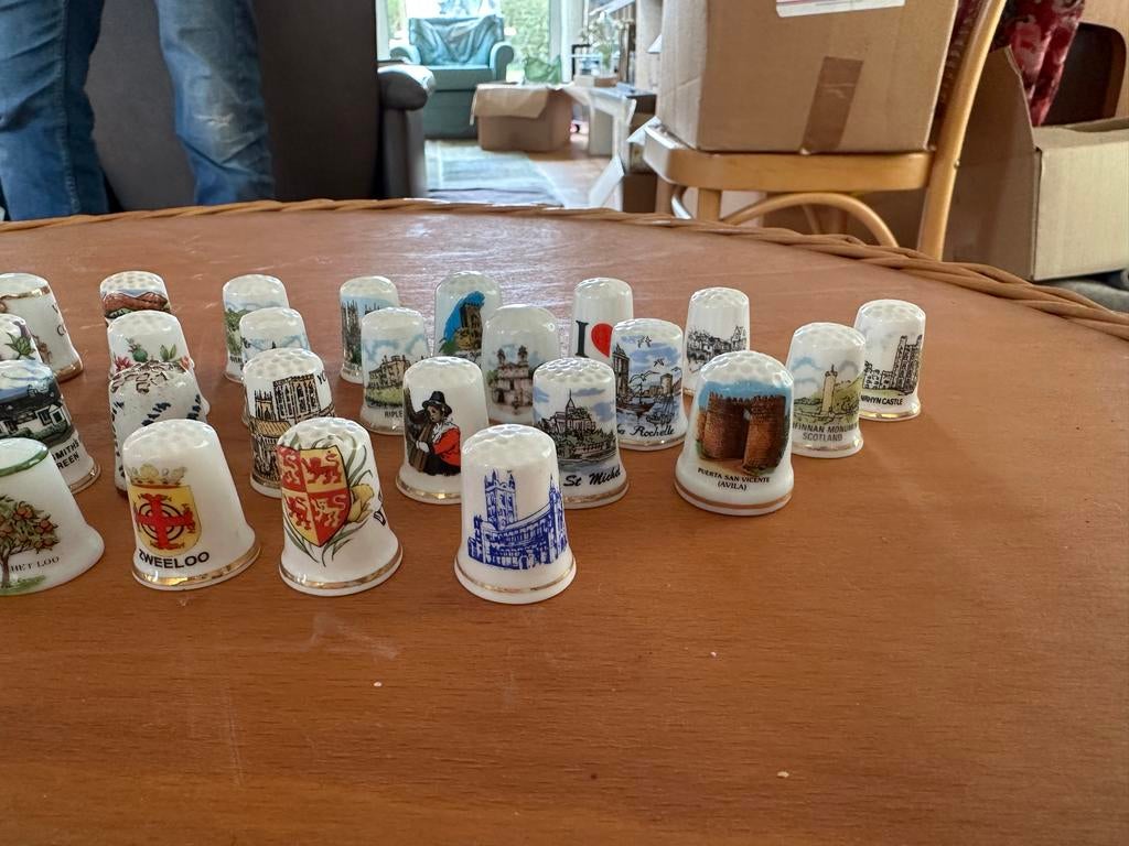 Verzameling porseleinen vingerhoedjes, Verzamelen, Vingerhoedjes, Ophalen of Verzenden, Zo goed als nieuw, Porselein, Buitenland