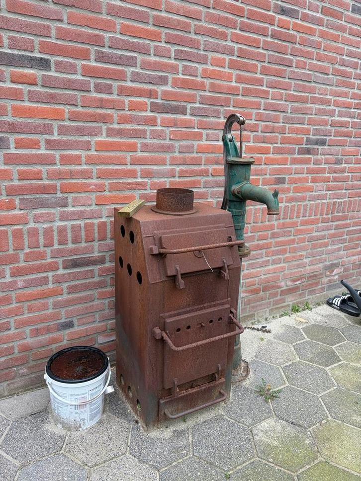 Oude roestige kachel - decoratie/opknapper, Huis en Inrichting, Kachels, Gebruikt, Vrijstaand, Houtkachel, Hout, Ophalen