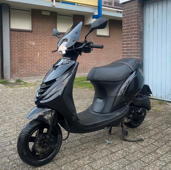 Piaggio Zip Brom 4T Black On Black, Fietsen en Brommers, Scooters | Piaggio, Zo goed als nieuw, Zip, Benzine, Ophalen