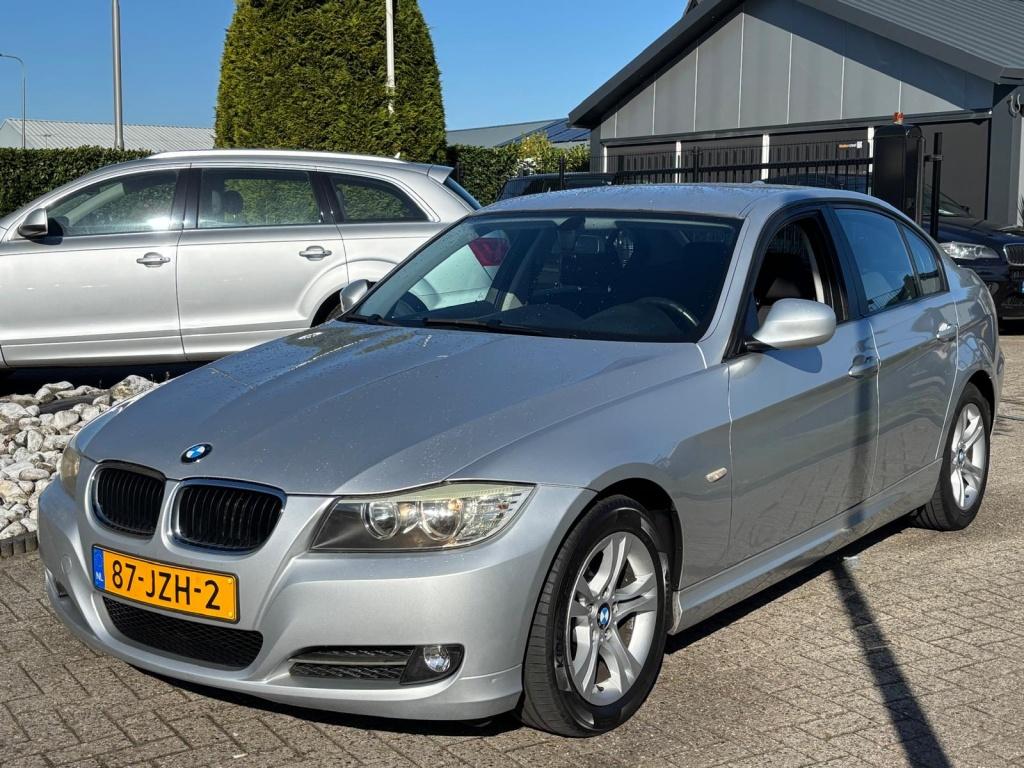 BMW 3 Serie 318i Sedan Facelift 2009 Navigatie Handgeschakel, Auto's, BMW, Stof, Bedrijf, Handgeschakeld, 1335 kg