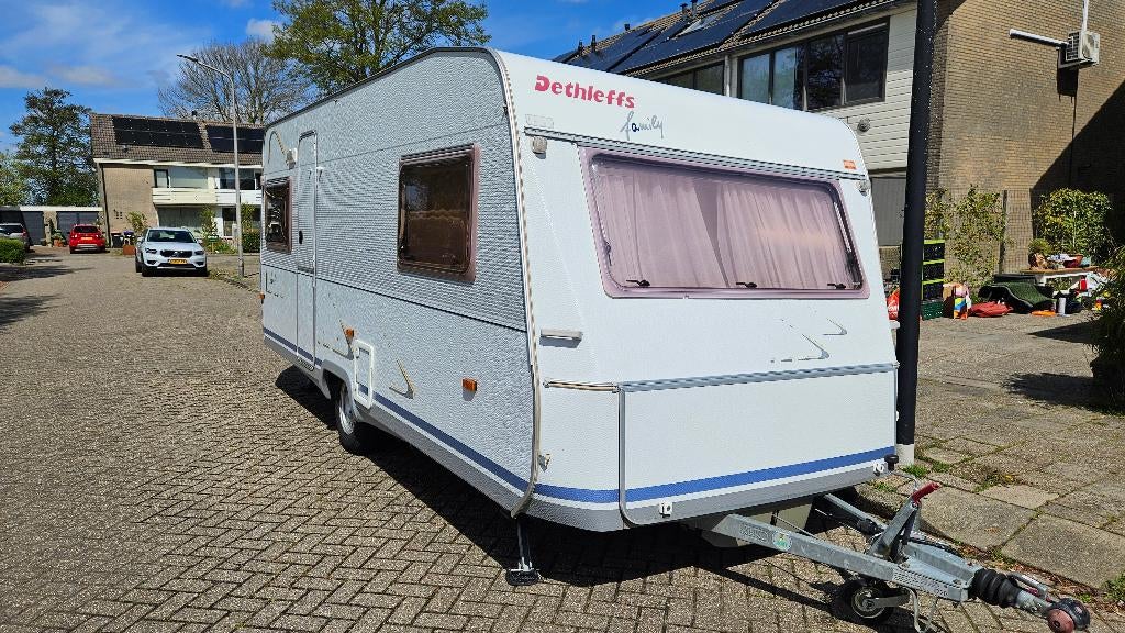 Dethleffs Family RF6 vast bed + stapelbed 5 pers, 750 - 1000 kg, Particulier, Dethleffs, 5 tot 6 meter