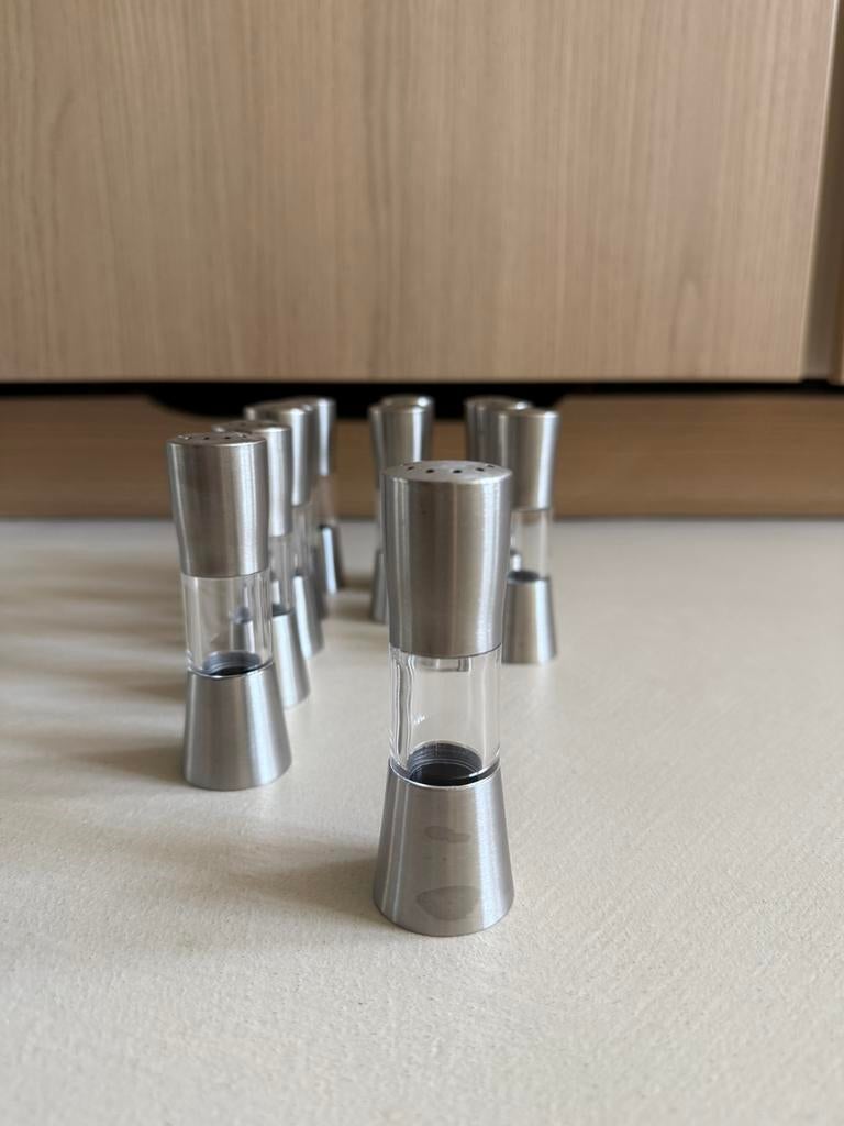 Peper en zoutstrooier hoogte 10.5 cm, Huis en Inrichting, Keuken | Keukenbenodigdheden, Overige typen, Ophalen of Verzenden, Metaal