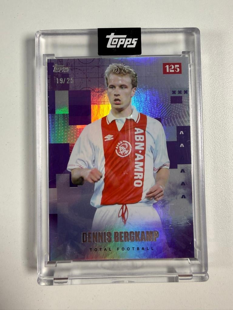 Dennis Bergkamp /25 Topps Ajax 125th Anniversary, Verzamelen, Sportartikelen en Voetbal, Ophalen of Verzenden, Nieuw, Ajax, Poster, Plaatje of Sticker
