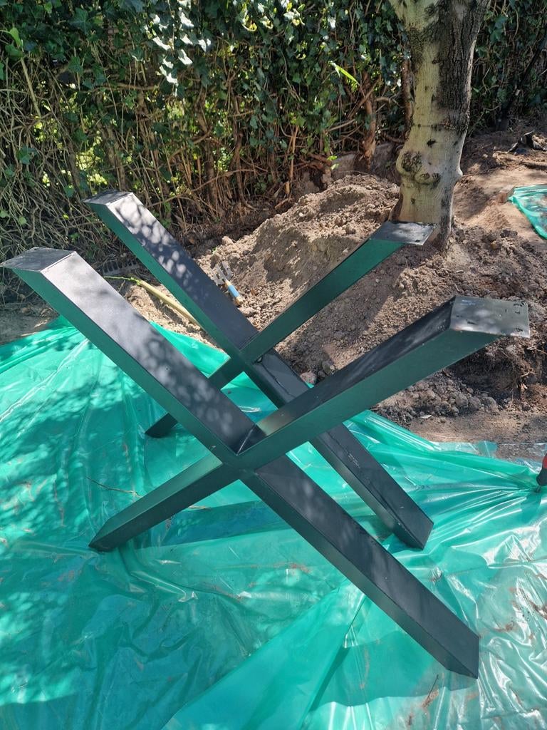 2 metalen matrix -vormige stalen tafelpoten., Huis en Inrichting, Tafels | Eettafels, Ophalen