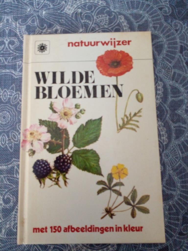 Natuurwijzer Wilde Bloemen - Met 150 afbeeldingen in kleur, Boeken, Natuur, Ophalen of Verzenden