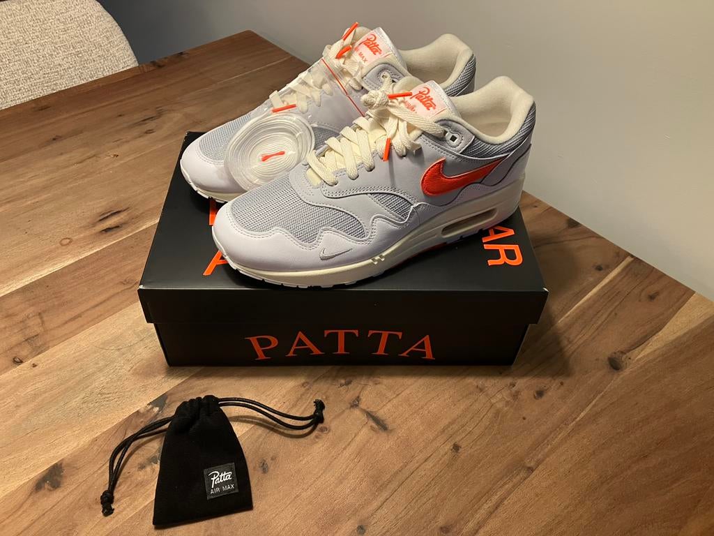 Patta X Nike Air Max 1 'White/Hyper Crimson' mt44, Kleding | Heren, Schoenen, Overige kleuren, Nieuw, Ophalen of Verzenden, Sneakers of Gympen