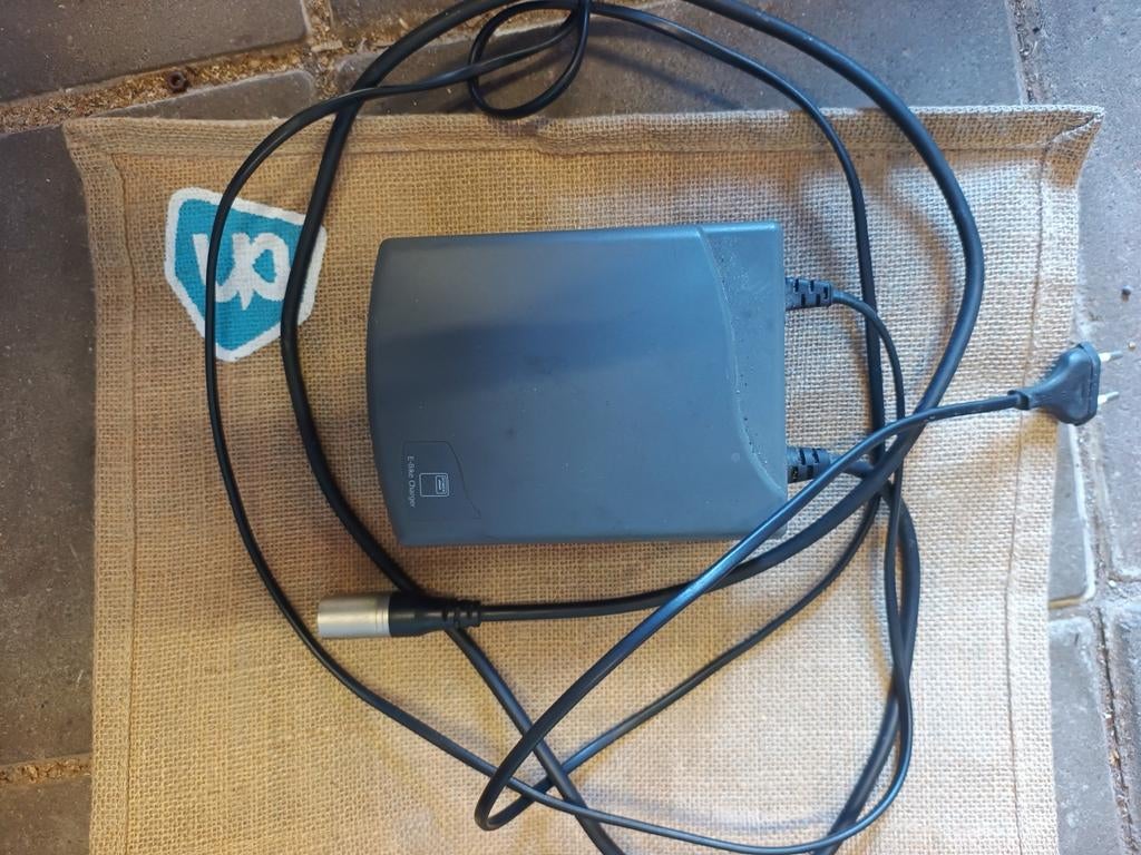 Fietsacculader met 3-pins XLR-aansluiting, Fietsen en Brommers, Fietsaccessoires | Fietsaccu's, Ophalen of Verzenden, Gebruikt