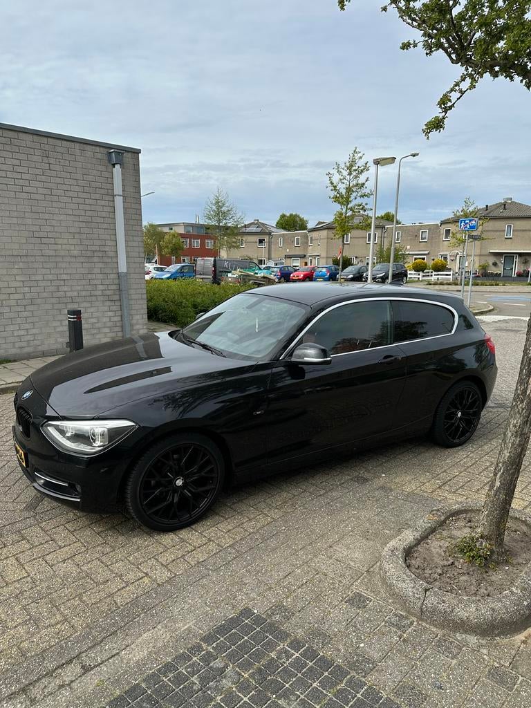 BMW 1-Serie 1.6 116D EDE 3DR 2013 Zwart, Auto's, BMW, Particulier, 1-Serie, ABS, Airbags, Airconditioning, Bi-Xenon koplampen