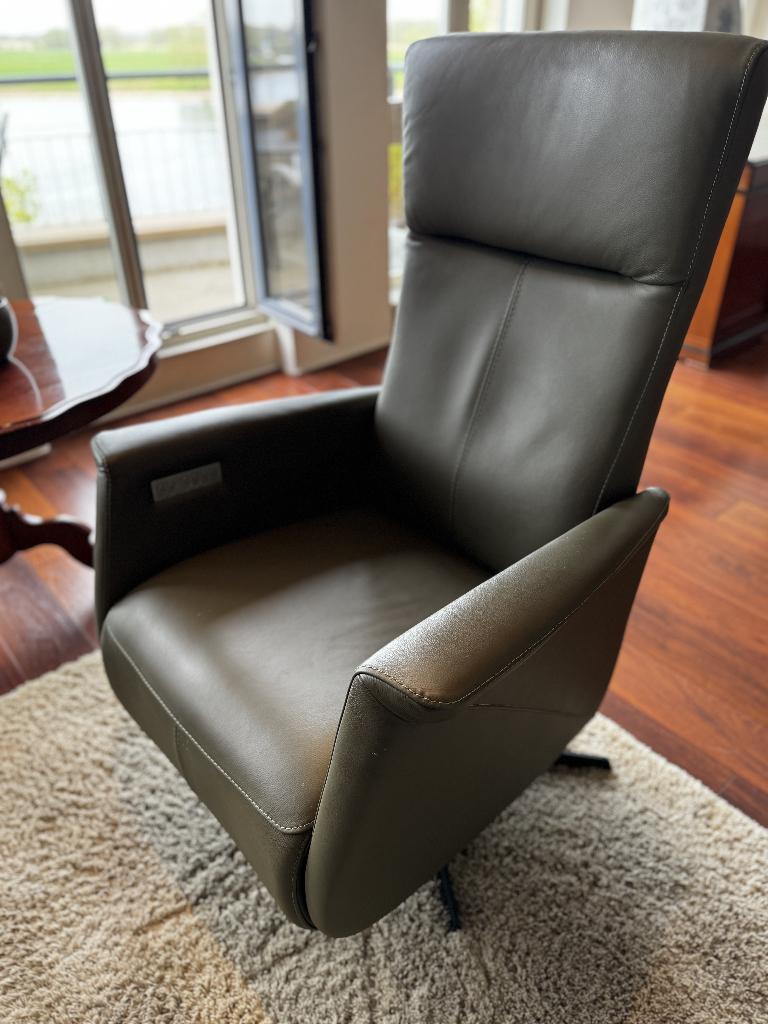 Lederen sta-op stoel, Huis en Inrichting, Fauteuils, Ophalen, Minder dan 75 cm, Leer, Zo goed als nieuw