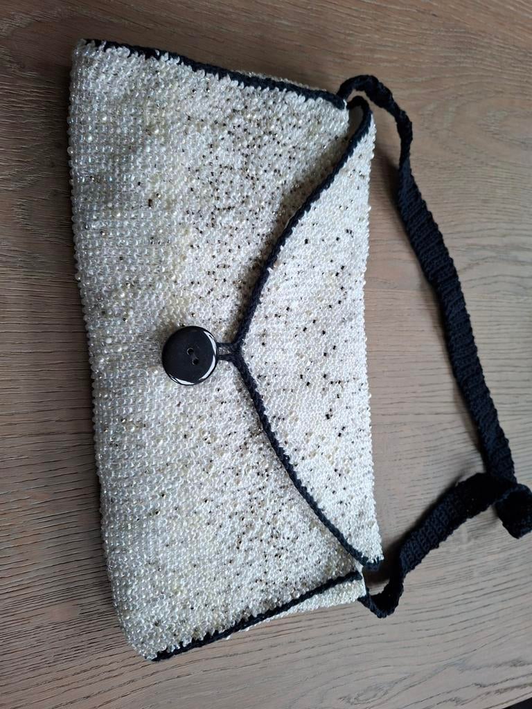 Prachtig nieuw gehaakt tasje met zilverkleurige kraaltjes, Ophalen of Verzenden, Nieuw, Wit, Avondtasje