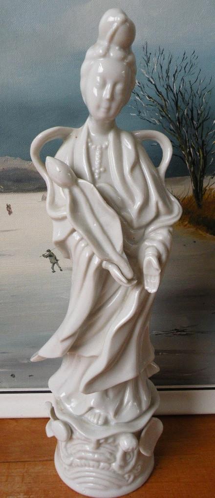 Beeld, chinees.  Hoogte 31 cm., Antiek en Kunst, Kunst | Beelden en Houtsnijwerken, Ophalen of Verzenden, 20 - 50 cm, Wit, Beeld