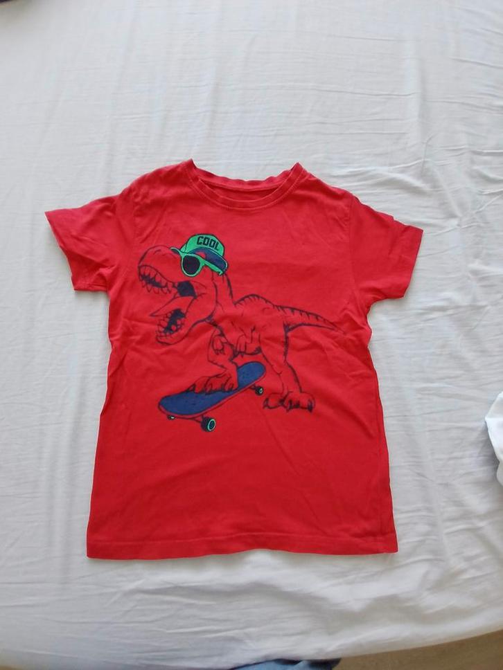 Rood Primark T-shirt met dinosaurus op skateboard, Kinderen en Baby's, Kinderkleding | Maat 128, Zo goed als nieuw, Jongen, Shirt of Longsleeve