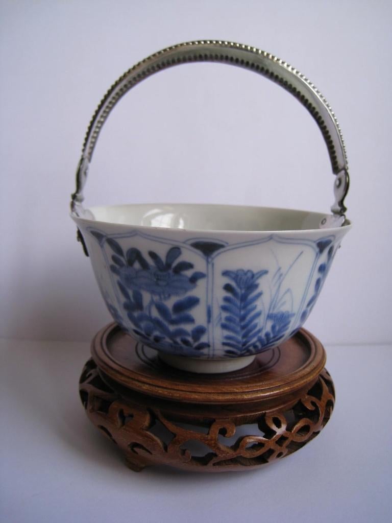 JAPANS EN CHINEES PORSELEIN. KOM m. ZILVER. BEUGEL EN KANGXI, Verzenden