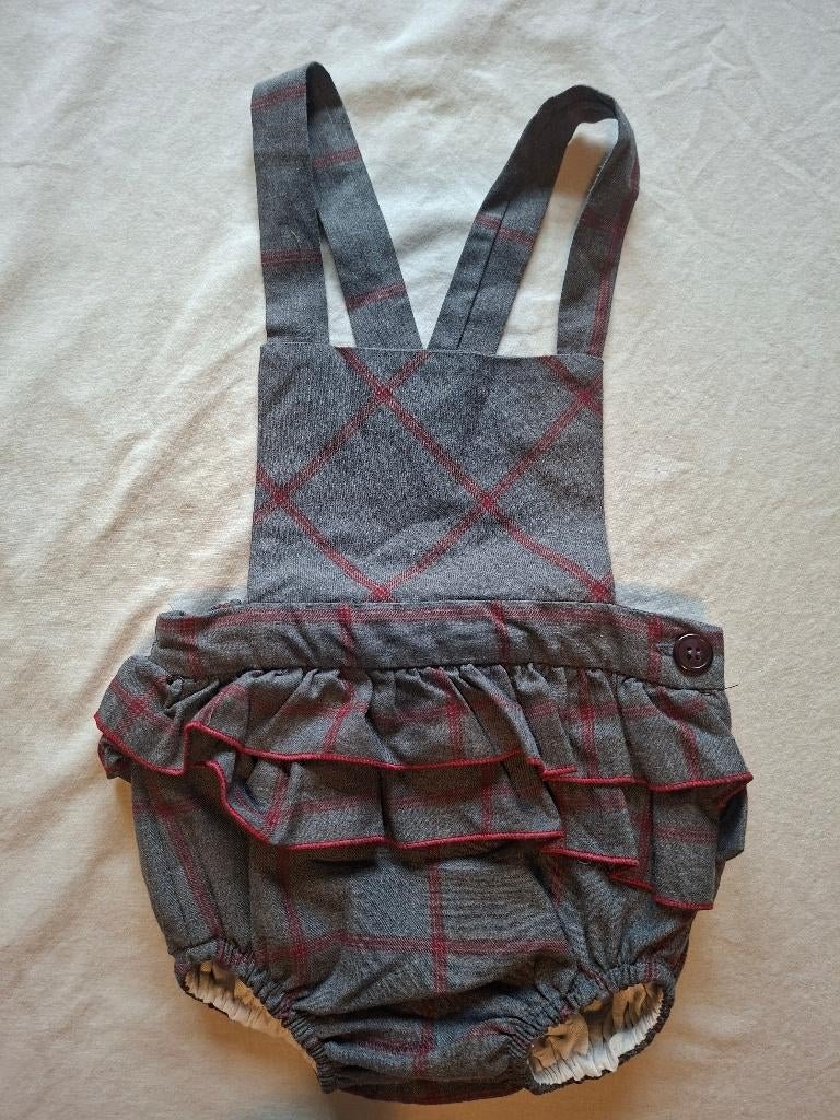 La Ormiga tuinbroekje met ruit en ruches grijs/rood, Kinderen en Baby's, Babykleding | Maat 86, Zo goed als nieuw, Meisje, Broekje