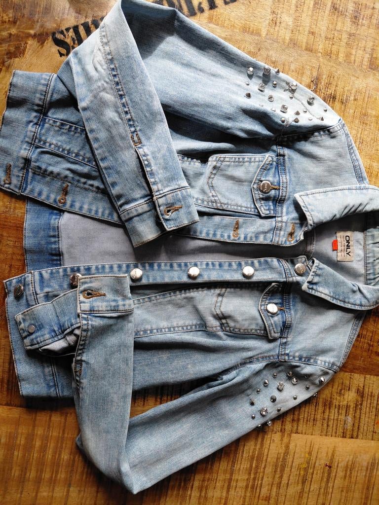 Only spijkerjasje met studs maat xs, Ophalen of Verzenden, Zo goed als nieuw, Maat 34 (XS) of kleiner, Blauw