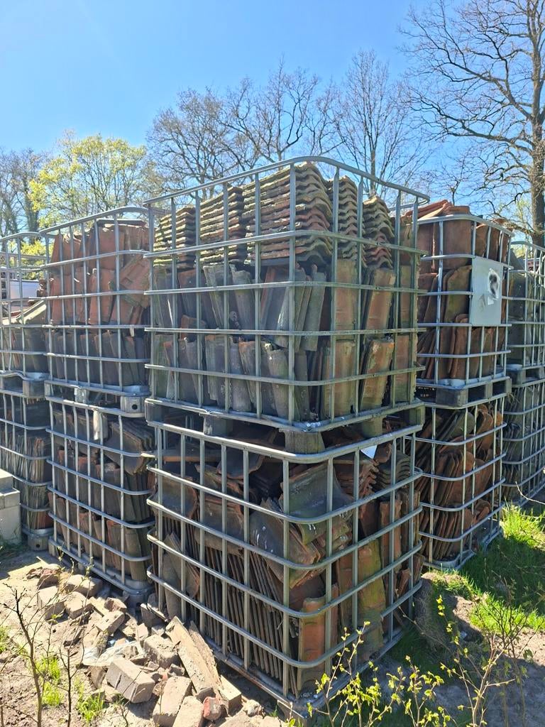 1750 donkerbruin gelakte dakpannen merk De Valk, Hobby en Vrije tijd, Ophalen, Gebruikt