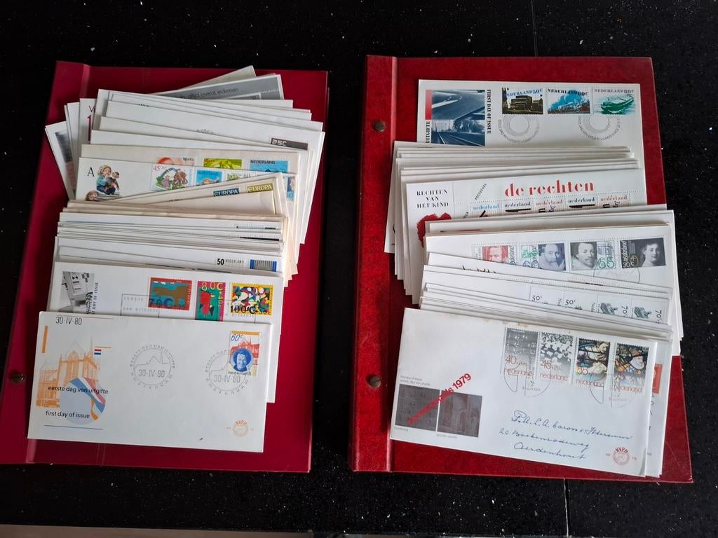 2 albums met eerste dag enveloppen en vele losse exemplaren, Ophalen of Verzenden, Onbeschreven, Nederland