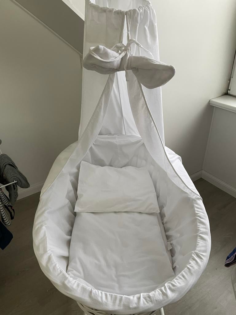 Rotan babywieg met hemeltje en matrasje, Ophalen, Zo goed als nieuw, Wieg