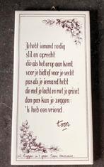 Wandtegeltje wandbordje Toon Hermans Een vriend tegel bord, Ophalen of Verzenden, Zo goed als nieuw