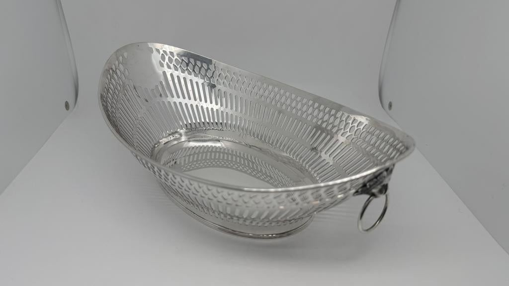 Mooie gave zilveren broodmand. Zilverkeur: 835, Verzenden