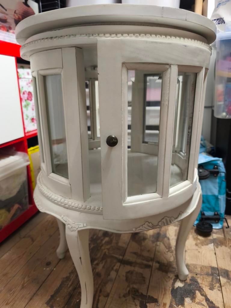 Uniek theekastje / bijzettafeltje met glazen deurtjes, 45 tot 60 cm, Minder dan 55 cm, Gebruikt, Rond