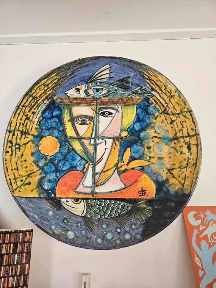 Uniek Keramisch Wandbord - Vrouw met Vissen, Antiek en Kunst, Antiek | Wandborden en Tegels, Ophalen of Verzenden