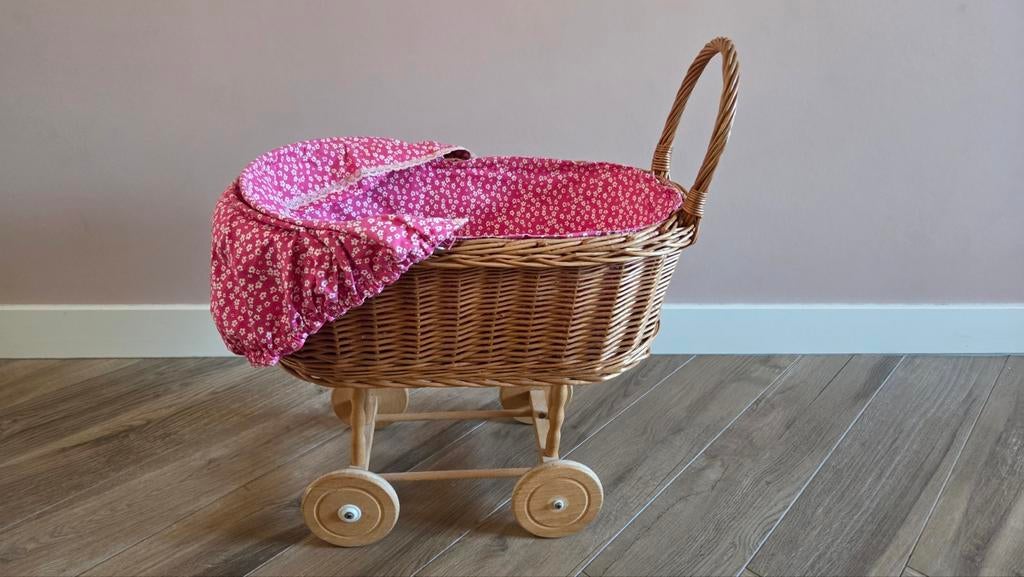 Rotan poppenwagen met zelfgemaakte accessoires, Kinderen en Baby's, Speelgoed | Poppen, Ophalen, Gebruikt, Overige typen