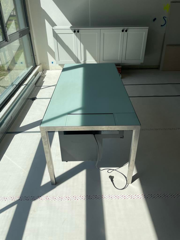 Luxe RVS werktafel/bureau met stekkerdoos en glazen blad, Huis en Inrichting, Ophalen, Overige typen, Zo goed als nieuw, Stopcontact