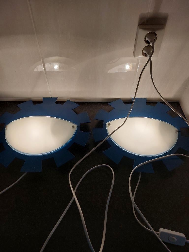 Twee blauwe metalen wandlampjes met melkglas kapjes, Ophalen of Verzenden, Zo goed als nieuw, Glas, Modern
