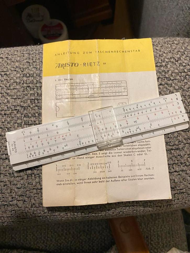 Aristo Rekenliniaal in leren  etui, Antiek en Kunst, Antiek | Gereedschap en Instrumenten, Ophalen of Verzenden