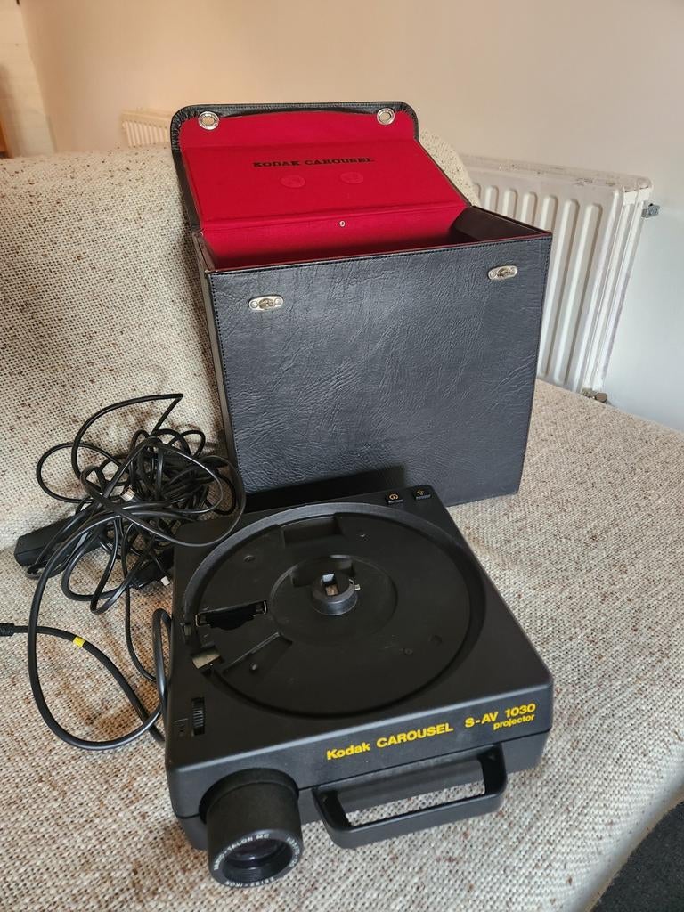 Kodak Carousel S-AV 1030 Diaprojector met Koffer, Ophalen of Verzenden, Gebruikt
