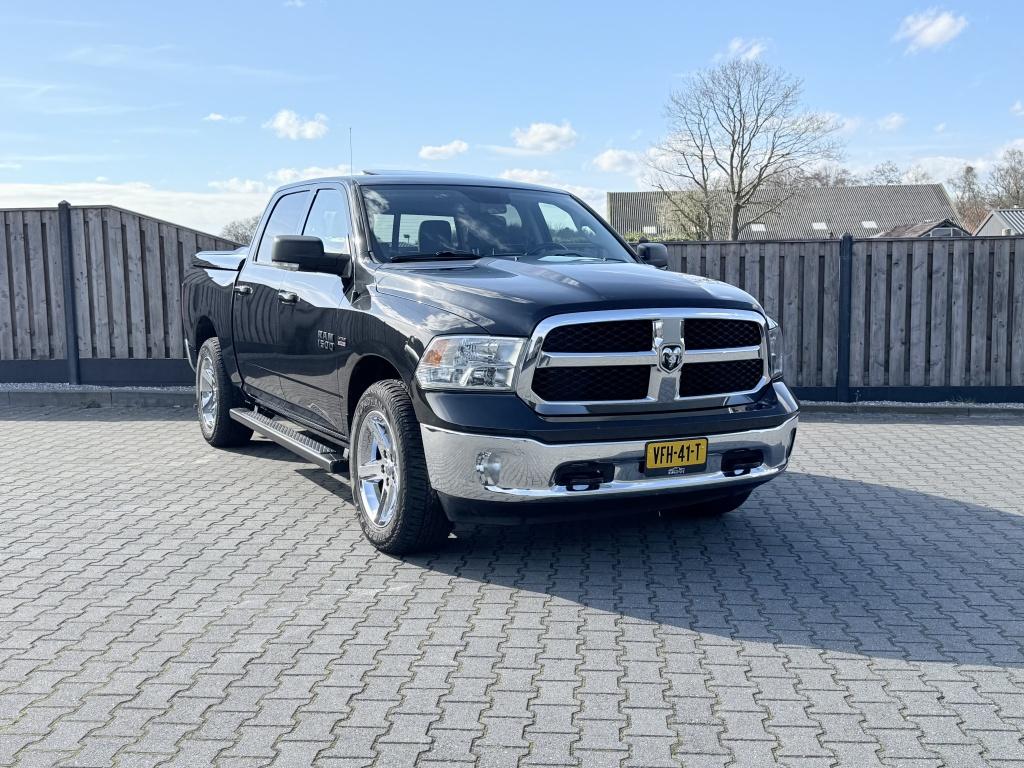 Dodge Ram 1500 Classic HEMI V8 4x4 (bj 2020, automaat), Auto's, Automaat, Gebruikt, 5654 cc, Zwart