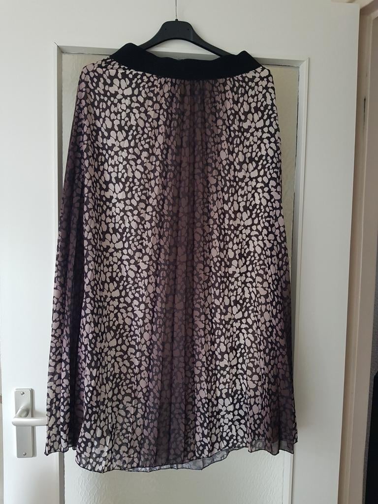 Nieuwe plisse rok met bruintinten. One size., Kleding | Dames, Rokken, Ophalen of Verzenden, Nieuw, Maat 38/40 (M), Onder de knie
