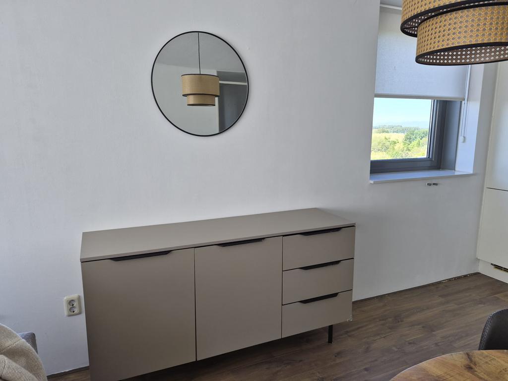 Beige dressoir van Made, Huis en Inrichting, Kasten | Dressoirs, Ophalen, Overige materialen, Gebruikt, 100 tot 150 cm