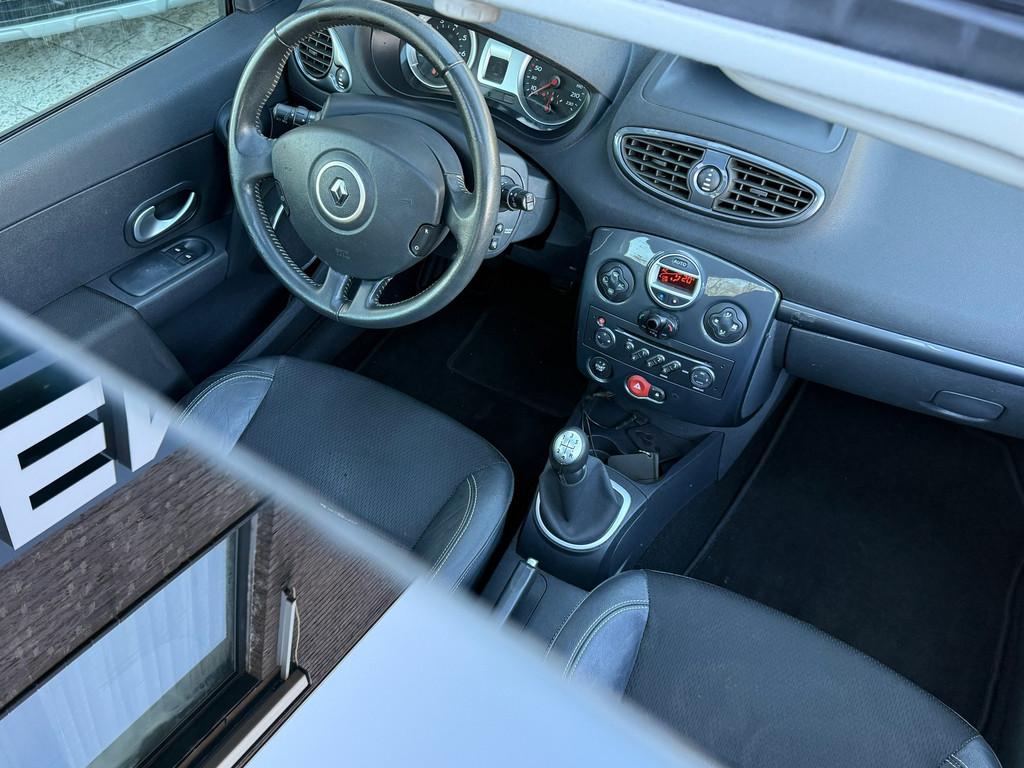 Renault Clio 1.2 TCE 101pk PANORAMA SCHUIFDAK | CRUISE | CLI, Auto's, Voorwielaandrijving, Gebruikt, Zwart, 4 cilinders