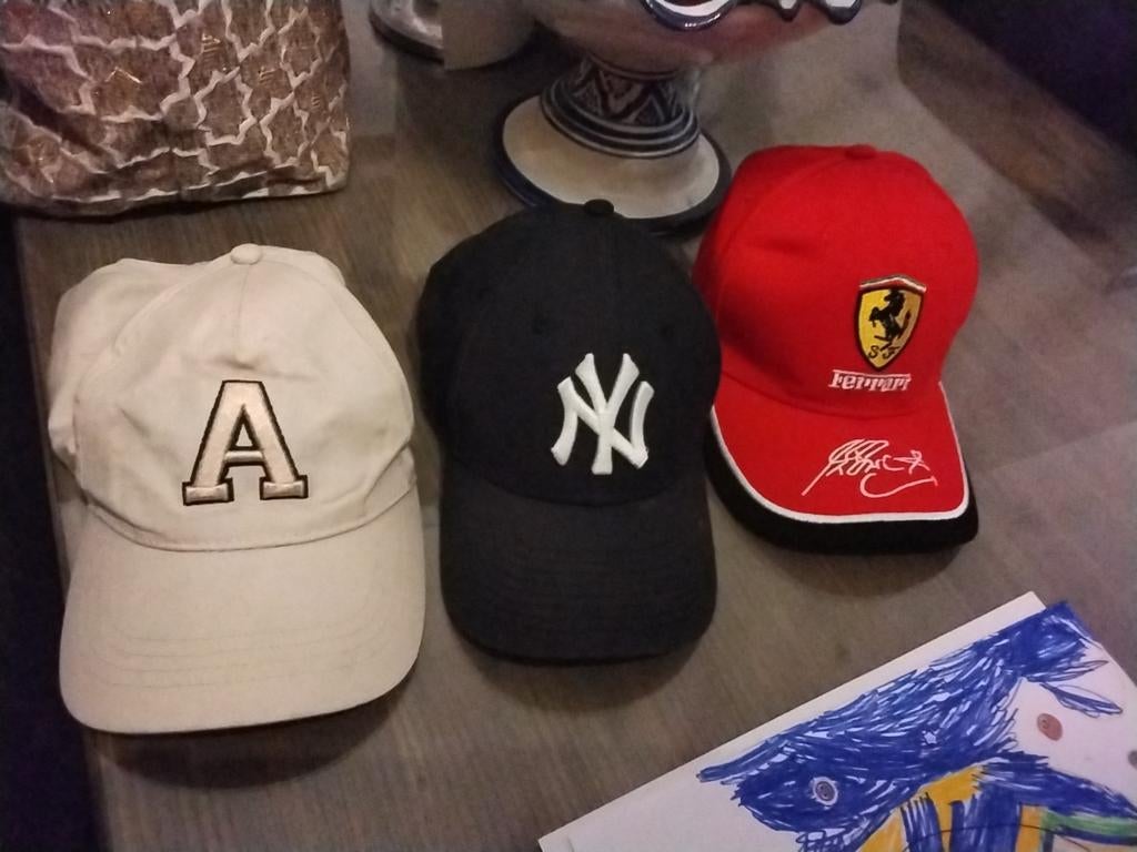 Set van 3 petten: NY, Ferrari en beige 'A' pet, New Era, Ferrari, Pet, Gedragen, One size fits all